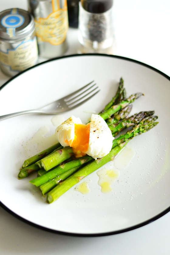 Kevadine luksus: aurutatud spargel, pošeeritud muna ja trühvlisool